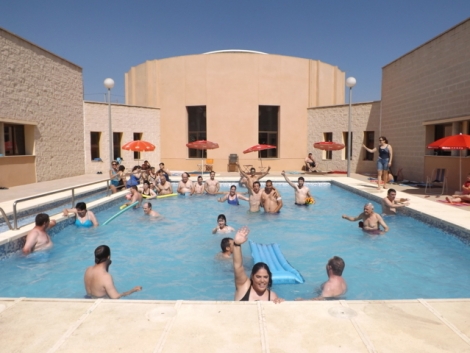 Clientes de ASPAPROS disfrutando del primer día de baño en la piscina
